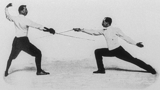 Carte Postale Ancienne Escrime - Hommes épées Duel - Photo Originale C1910